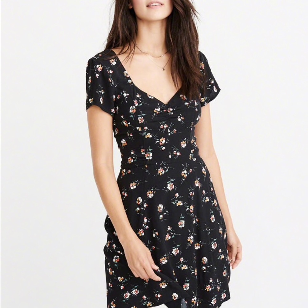 Black Floral V-Neck Short Sleeve Dress
